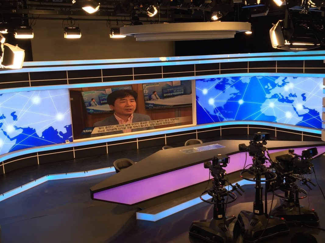 Hình ảnh đài TBS tại trụ sở mới ở Seoul với màn hình hiển thị Barco MVL-721
