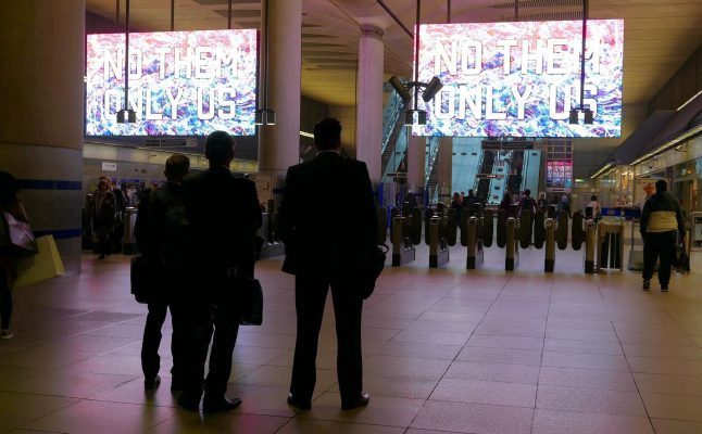 Quảng cáo qua màn hình led tại tàu điện ngầm ở London