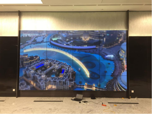 Báo giá cho thuê màn hình ghép mới nhất 2026 tại Cetech với hệ thống video wall hiển thị sắc nét trong phòng họp doanh nghiệp hiện đại.