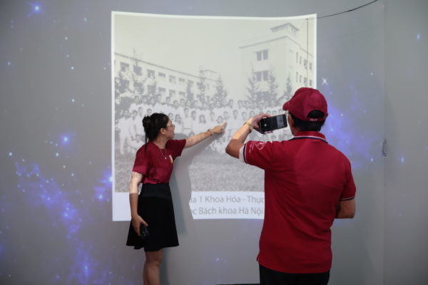 Giới trẻ trải nghiệm Immersive Room tại triển lãm Người Bách Khoa