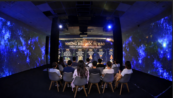 hông gian Immersive Room trình chiếu hình ảnh đa bề mặt tại triển lãm Người Bách Khoa