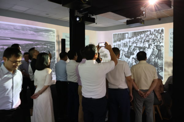 Không gian Immersive Room với hình ảnh trình chiếu bao quanh ba mặt tườngTitle ảnh: Không gian trải nghiệm Immersive Room 360 độ