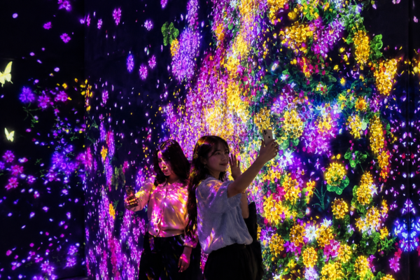 Trải nghiệm Immersive với hiệu ứng hình ảnh 3D bao quanh không gian trình chiếu